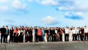 Equipe da Fundação Kroma Energia reunida em 2025 em celebração aos 17 anos da empresa no setor elétrico.