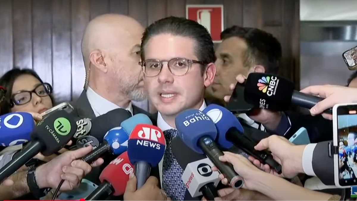Presidente da Câmara, Hugo Motta, fala à imprensa sobre votação do aumento do IOF na Câmara.