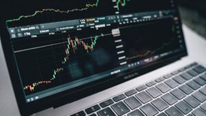 Gráfico de ações em tela de notebook representa o Ibovespa em junho de 2025