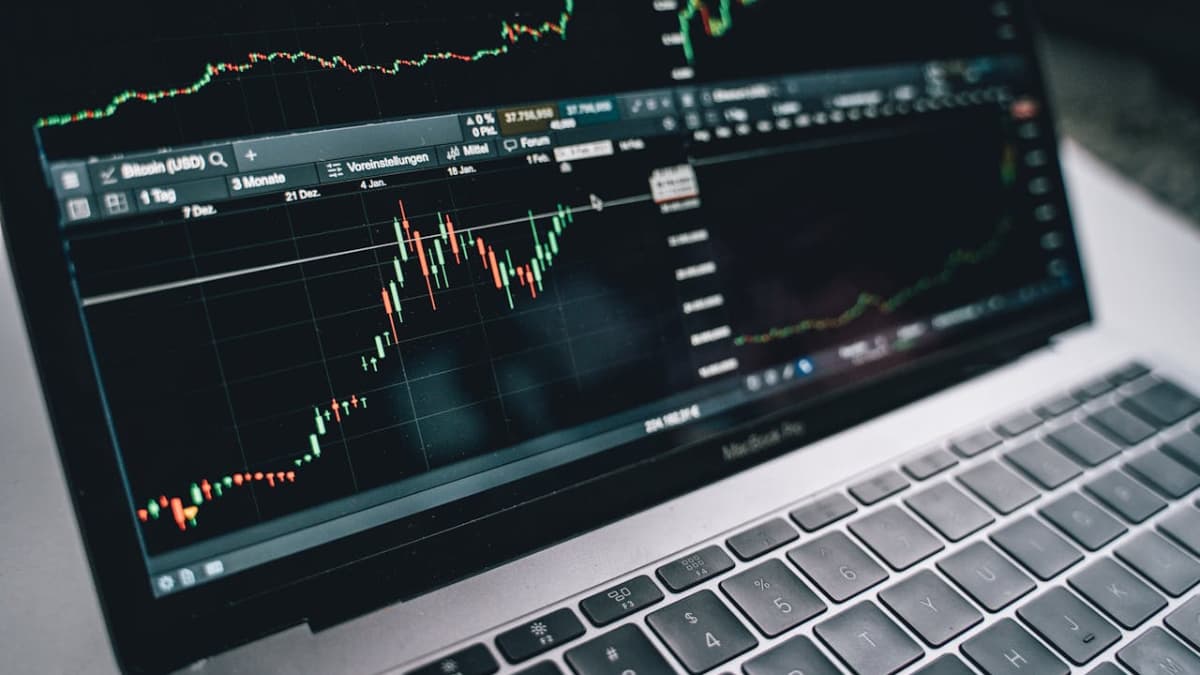 Gráfico de ações em tela de notebook representa o Ibovespa em junho de 2025