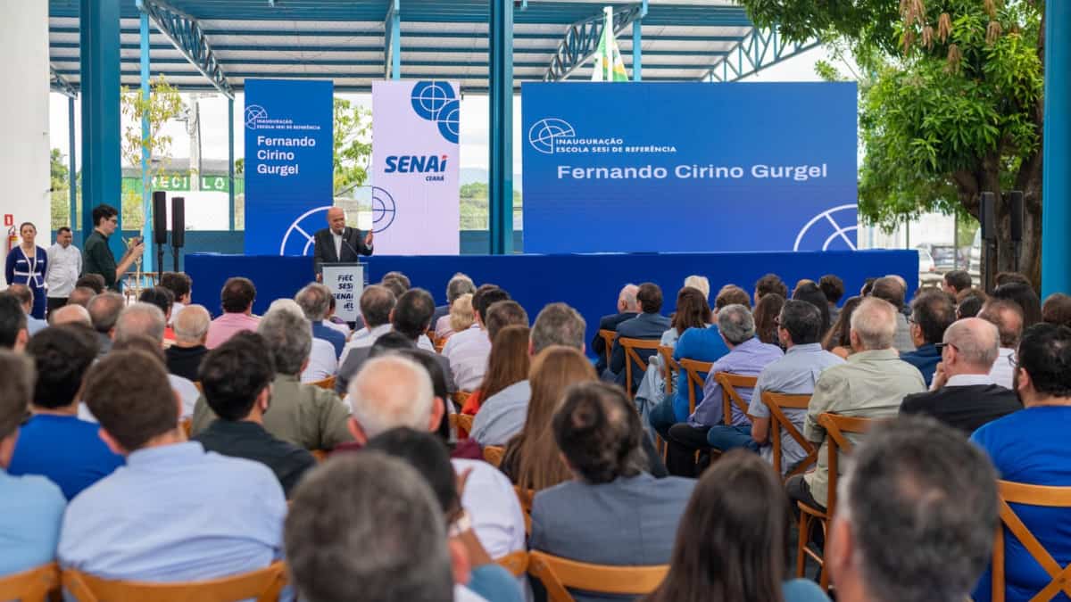 Fernando Cirino Gurgel falando na solenidade de inaguração da escola.
