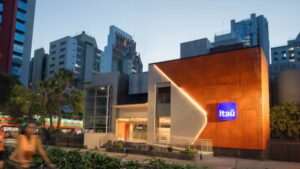 Fachada iluminada do Itaú simboliza nova fase após o Itaú incorporar Kinea Ventures.