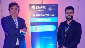 Rodrigo Mello e Tarcísio Lopes representam a Kroma Energia no ENASE 2025