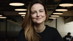 Juliana Carsoni, CEO Marketplace da Juntos Somos Mais, no ambiente corporativo