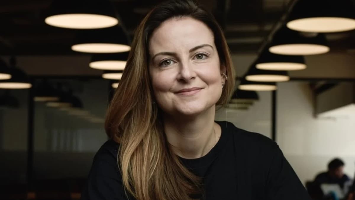 Juliana Carsoni, CEO Marketplace da Juntos Somos Mais, no ambiente corporativo