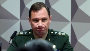 Mauro Cid afirmou ao STF que Bolsonaro leu e alterou a minuta do golpe. A revelação pode agravar as acusações de tentativa de ruptura institucional.