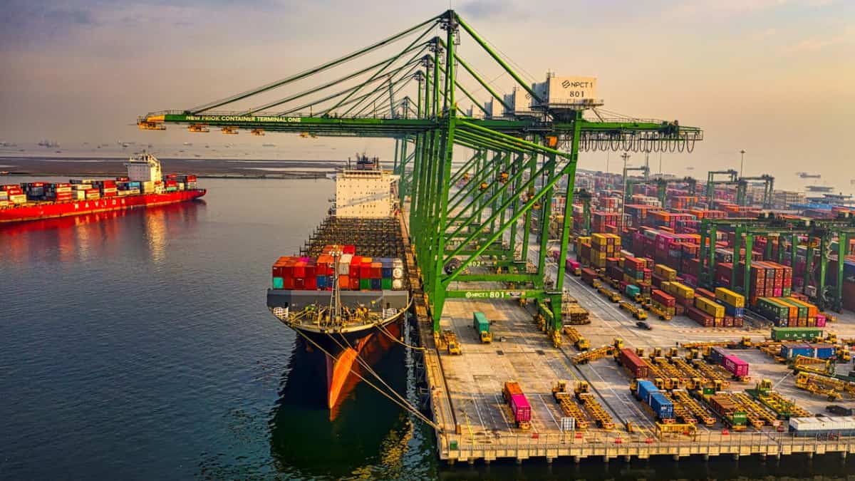 Vista aérea de porto sustentável na Noruega, com navios atracados e estruturas de energia limpa visíveis.