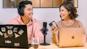 Jovens criando conteúdo digital, tendência crescente no nomadismo digital em 2025