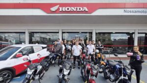 Equipe da Nossa Moto Honda celebra recordes de vendas e serviços em maio na frente da concessionária
