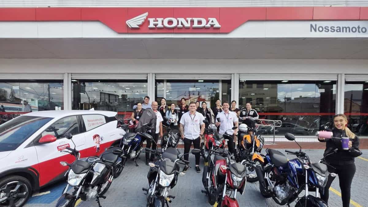 Equipe da Nossa Moto Honda celebra recordes de vendas e serviços em maio na frente da concessionária