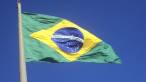 PIB do Brasil em 2025 deve crescer 2,1%, colocando o país como a oitava maior economia global, segundo FMI.
