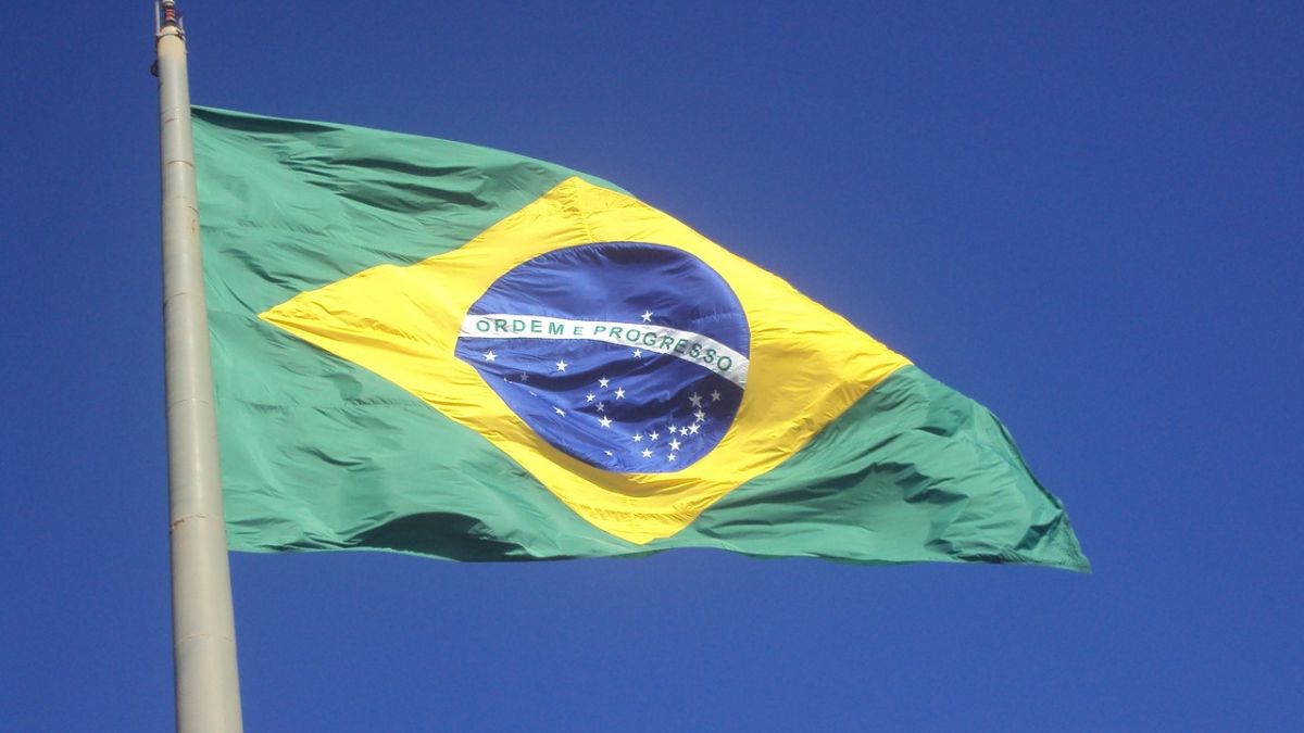 PIB do Brasil em 2025 deve crescer 2,1%, colocando o país como a oitava maior economia global, segundo FMI.