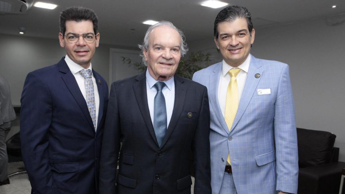 Pablo Leão Ribeiro, Nertan de Melo Ribeiro e André Leão Ribeiro no evento em que o Grupo Fornecedora foi homenageado na Alece