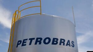 Petrobras reage à ação da Sete Brasil de R$ 36 bi e nega culpa no Projeto Sondas. Estatais e mercado acompanham desfecho judicial.
