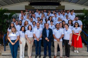 Equipe do Instituto SESI SENAI do Ceará com Paulo André Holanda na Plataforma de Inovação do SESI e SENAI