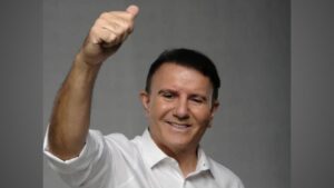 Prefeito de Palmas sorrindo antes da prisão pela Polícia Federal