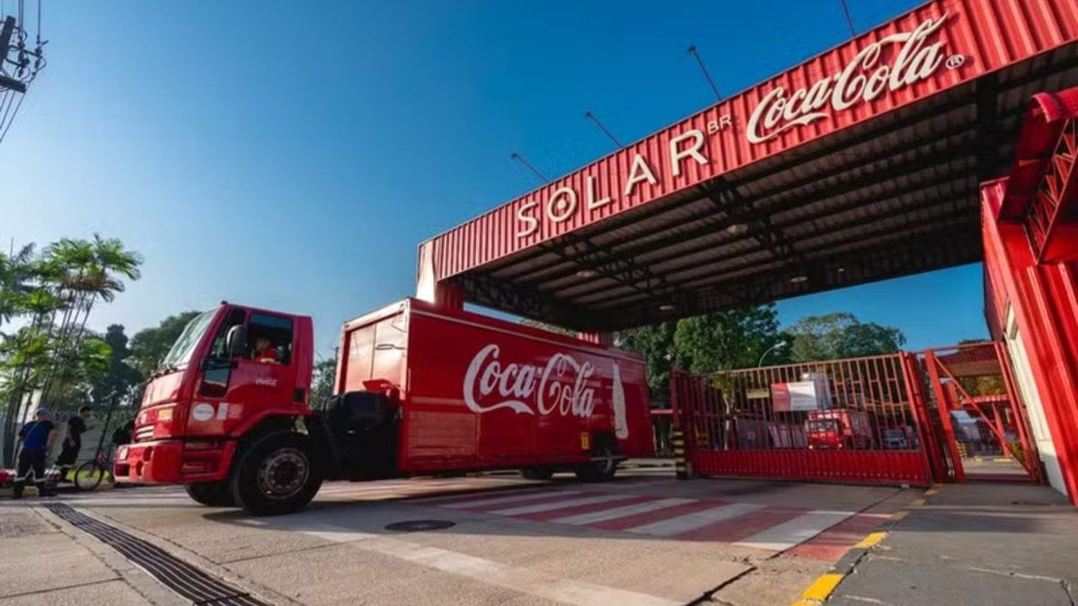 Ministério da Agricultura libera produção do refrigerante da Solar Coca-Cola após falha no sistema. Venda ainda depende de laudo sobre possível contaminação.