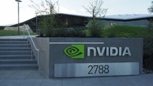 Nvidia lidera Wall Street ao atingir maior valor de mercado do mundo, impulsionada por demanda em inteligência artificial.