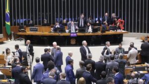 Parlamentares discutem em plenário a proposta para suspender aumento do IOF