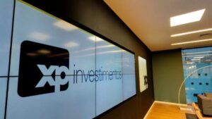 XP recomendada para compra pelo Goldman Sachs com foco em renda fixa e projeção de crescimento mesmo com juros altos.