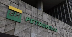 Fachada da sede da Petrobras no Rio de Janeiro durante o dia, ilustrando matéria sobre como as ações da Petrobras caem com a queda do petróleo