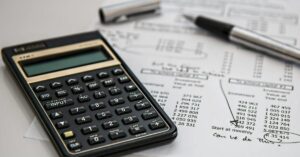 Cédula de real e gráficos ilustram alíquota única de IR para aplicações financeiras