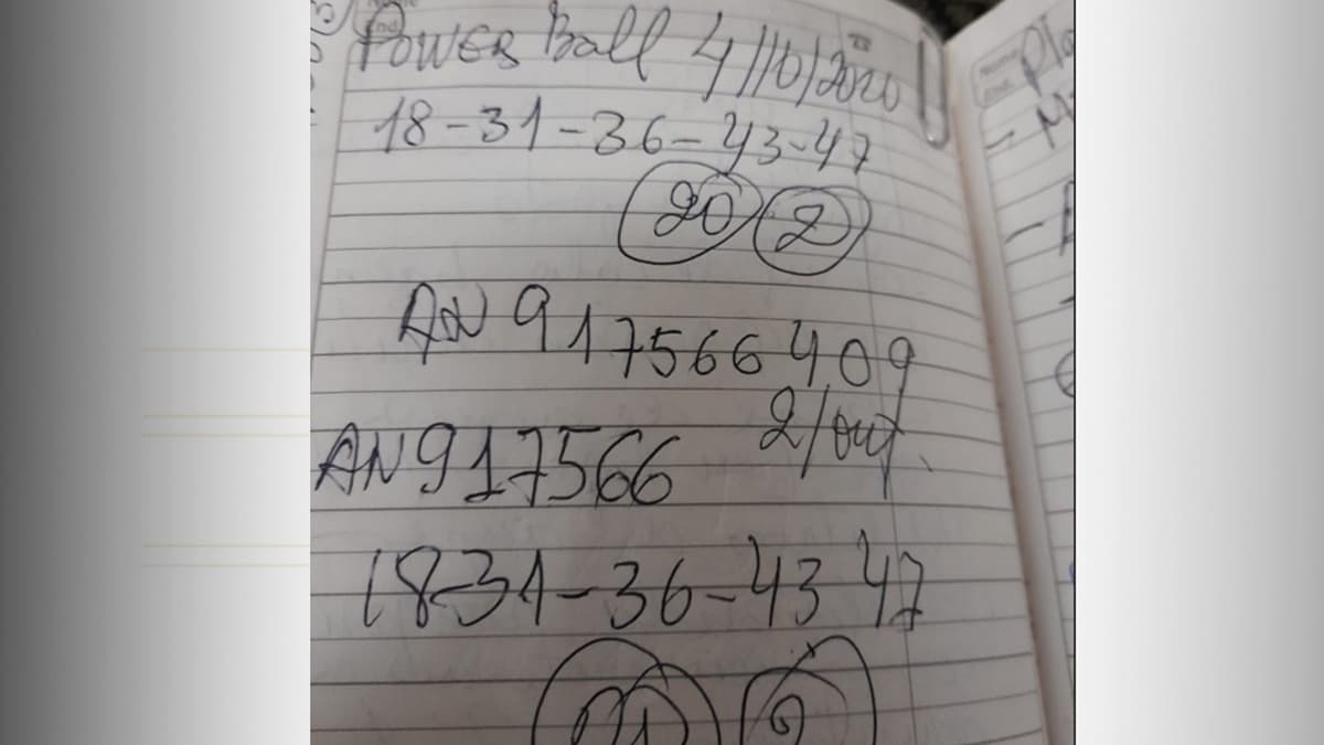 Anotação em agenda usada como comprovante do jogo da Powerball pela enfermeira na ação contra a Lottoland.