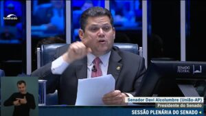 Senador Davi Alcolumbre durante sessão que aprovou aumento no número de deputados federais