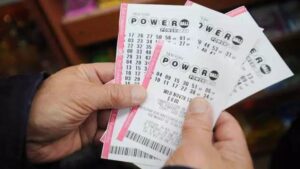 Bilhetes da Powerball em mãos, simbolizando disputa por comprovante do jogo com a Lottoland.