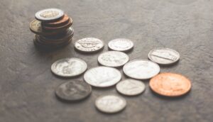Moedas representando projeções de crescimento econômico mundial em 2025