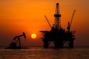 Plataforma de petróleo offshore ilustrando o histórico do preço do petróleo.