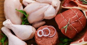 Seleção de carnes cruas simbolizando a importação de carne suína e de aves dos EUA aprovada pela China