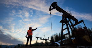 Gráfico mostra alta de 150% no investimento em produção de petróleo e gás no Brasil entre 2022 e 2024, segundo dados da ANP