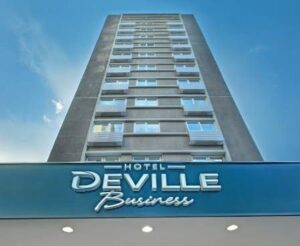 Fachada do Hotel Deville Business representa os investimentos em hotéis no Brasil pelo Grupo Deville