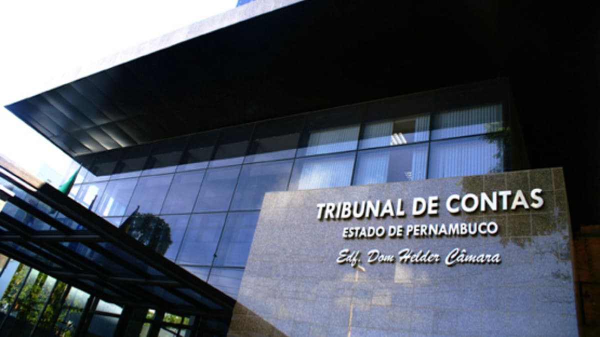 Fachada do Tribunal de Contas de Pernambuco, que suspendeu a licitação de publicidade em Pernambuco.