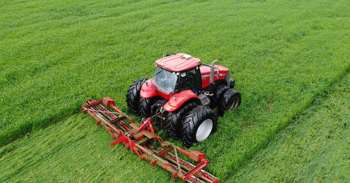 Trator em lavoura representa o mercado de capitais para o agronegócio