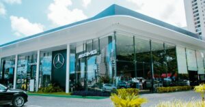 Fachada da concessionária Newsedan Mercedes-Benz com design moderno
