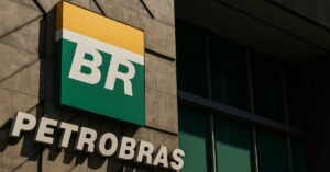 Fachada do prédio da Petrobras com logotipo da empresa, ilustrando mudança no modelo de teletrabalho da Petrobras.