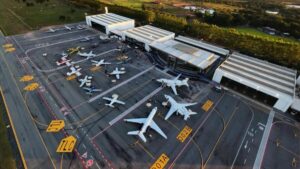 Vista aérea do novo terminal de aviação executiva do Aeroporto Bom Futuro em Cuiabá