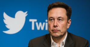 Os bilionários que estão investindo na internet: Elon Musk diante do logo do Twitter, simbolizando seu controle sobre a rede social.