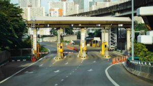 Cabines de pedágio em São Paulo vazias em dia útil.