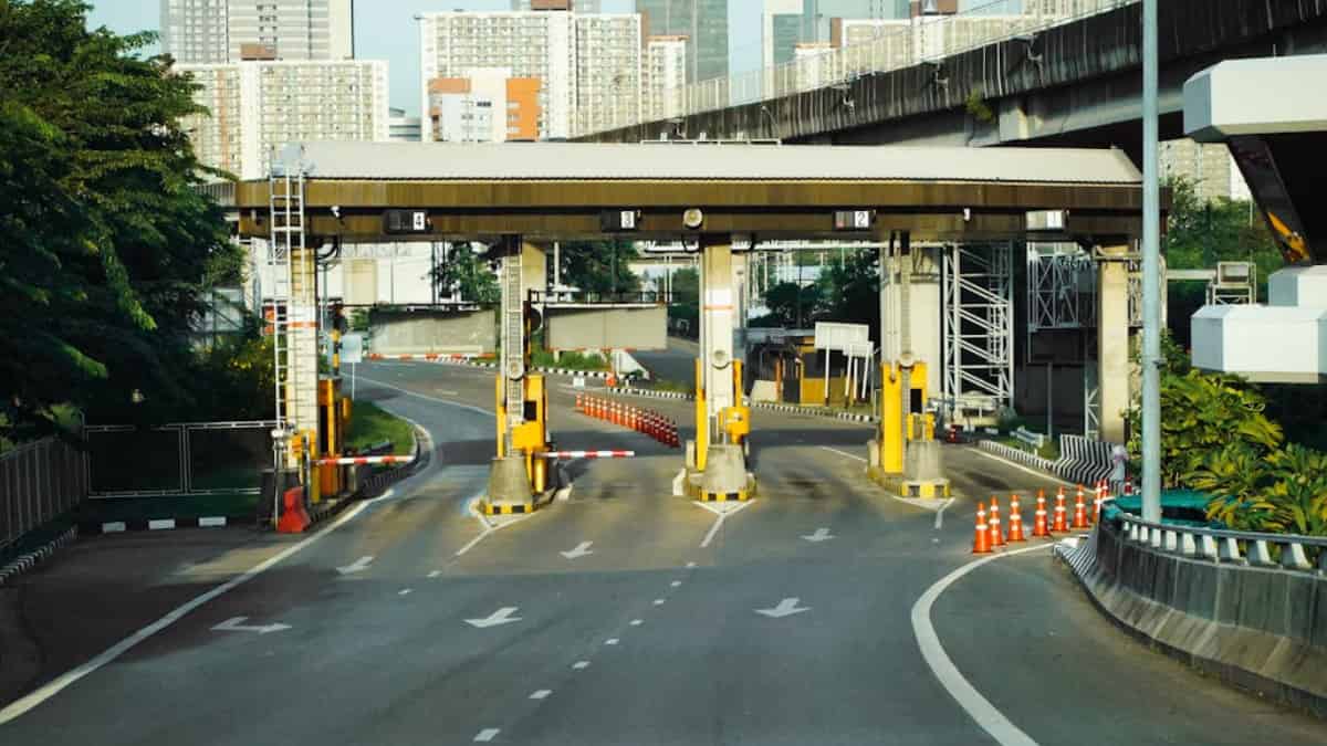 Cabines de pedágio em São Paulo vazias em dia útil.