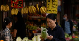 Mercado reflete o impacto da queda no preço ao consumidor na China, com destaque para hábitos de consumo e economia doméstica.