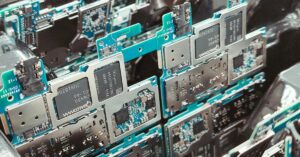 Executivos celebram acordo após Qualcomm compra Alphawave por US$ 2,4 bilhões em estratégia de expansão no mercado de semicondutores.
