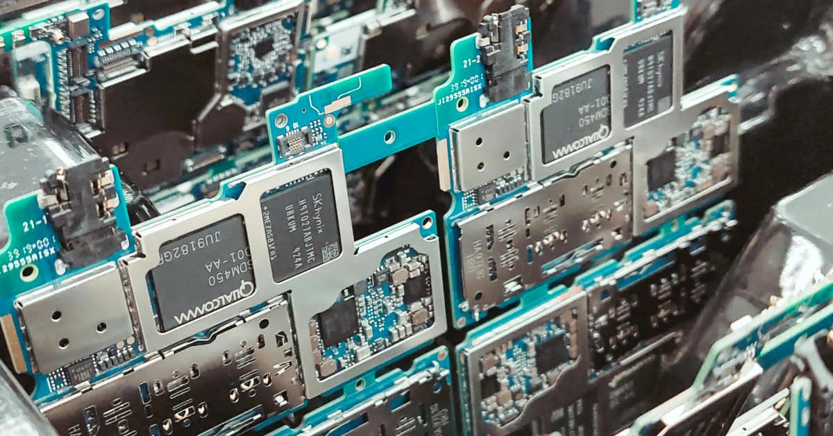 Executivos celebram acordo após Qualcomm compra Alphawave por US$ 2,4 bilhões em estratégia de expansão no mercado de semicondutores.