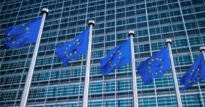 Gráfico mostra queda no superávit comercial da zona do euro em abril de 2025