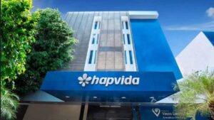 fachada de hospital da Hapvida com logotipo em destaque.