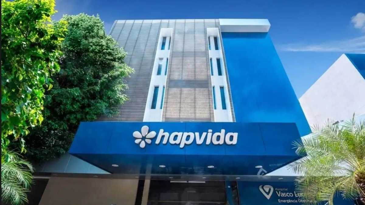 fachada de hospital da Hapvida com logotipo em destaque.