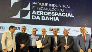 Autoridades celebram acordo para desenvolvimento da aeronave agrícola autônoma híbrida no Parque Aeroespacial da Bahia
