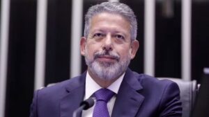Arthur Lira durante sessão na Câmara sobre imposto para altas rendas.